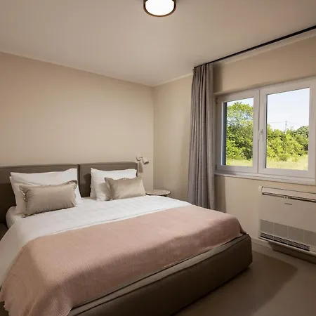 3 Luxury Bedroom Emma Apartment